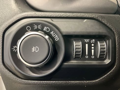Used 2019 Jeep Wrangler Unlimited Sahara AWD/4WD image 13