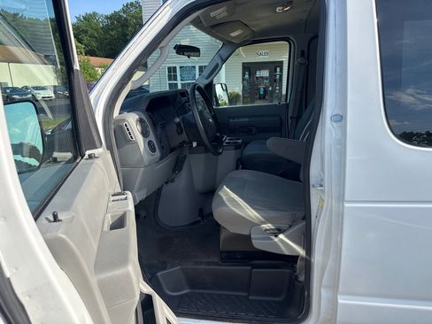 Used 2010 Ford E-350 and Econoline 350 XLT RWD image 10