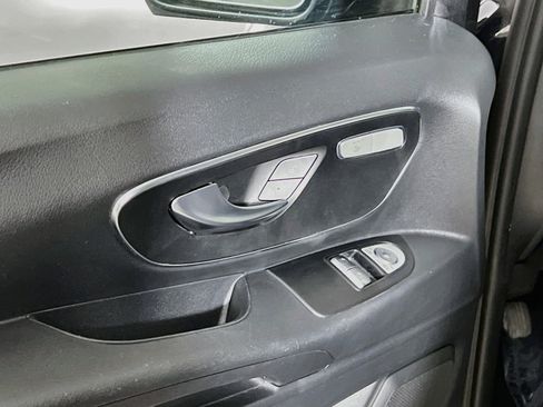 Used 2018 Mercedes-Benz Metris Passenger image 17