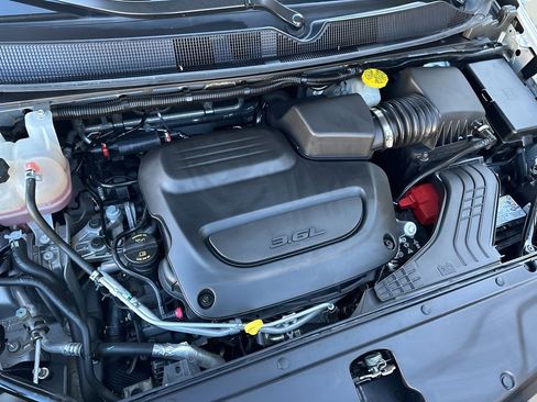 Used 2024 Chrysler Pacifica Touring-L FWD image 37