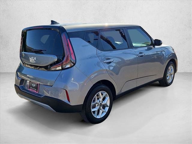 Used 2025 Kia Soul LX w/ LX Technology Package FWD image 5