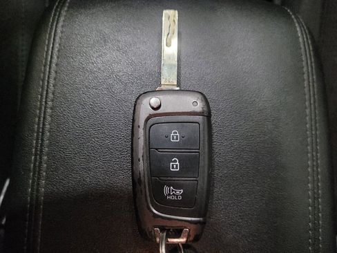 Used 2020 Hyundai Santa Fe SE AWD/4WD image 32