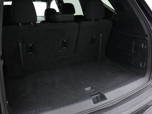 Used 2025 Chevrolet Traverse LT w/ Driver Confidence Package FWD image 36