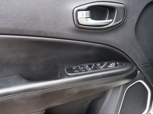 Used 2019 Jeep Compass Latitude FWD image 37