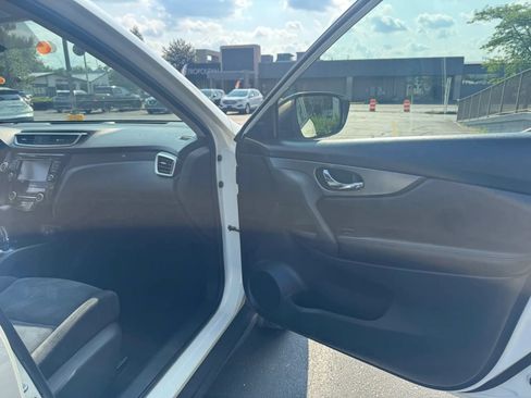 Used 2016 Nissan Rogue SV w/ SV Premium Package AWD/4WD image 13