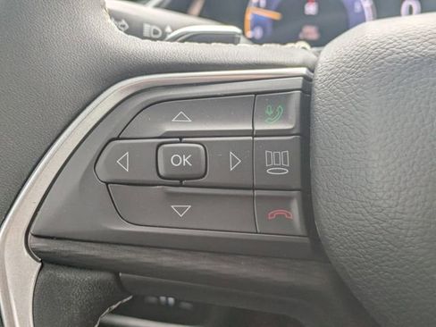 Used 2025 Jeep Grand Cherokee Laredo X image 30