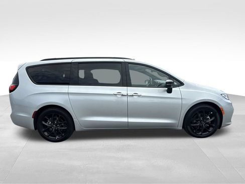 Used 2024 Chrysler Pacifica Limited w/ S Appearance Package FWD image 2