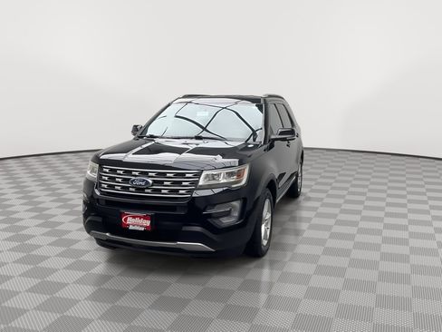 Used 2017 Ford Explorer XLT image 32