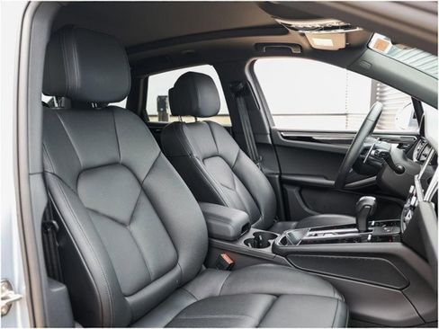 Certified 2025 Porsche Macan image 28