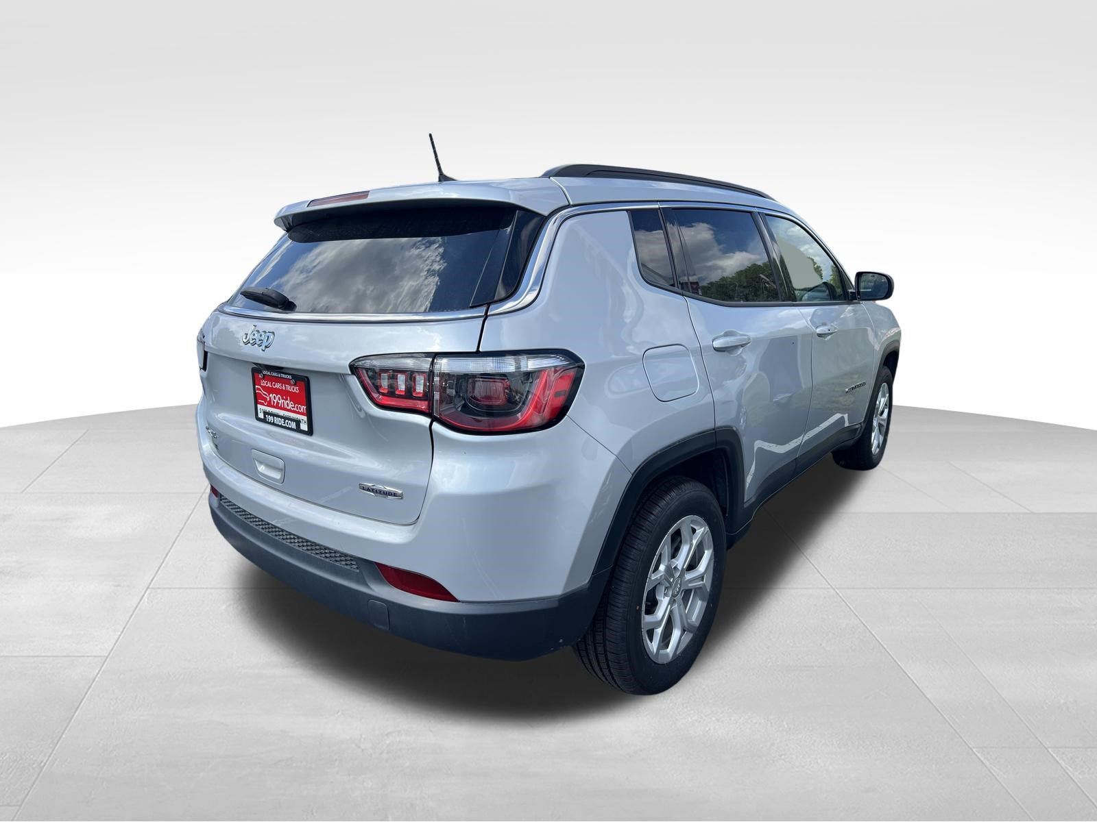 Used 2024 Jeep Compass Latitude AWD/4WD image 5