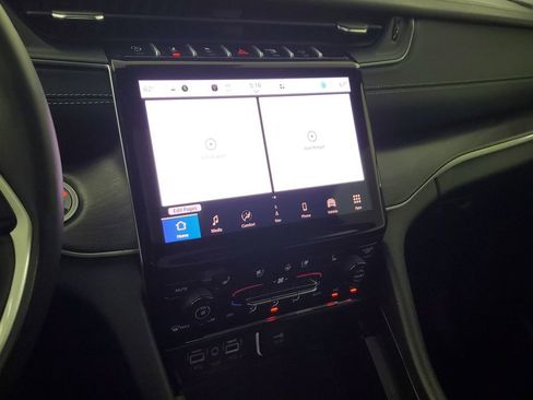 Used 2025 Jeep Grand Cherokee L Limited w/ Luxury Tech Group II image 21