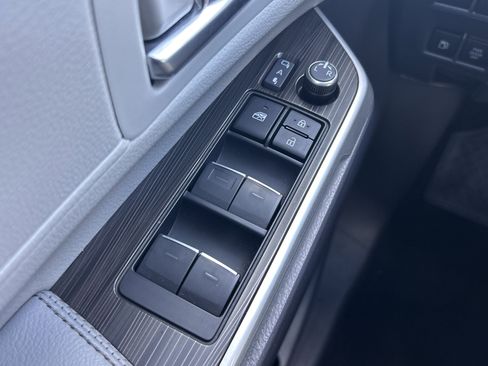 Used 2023 Toyota Sienna Limited image 18
