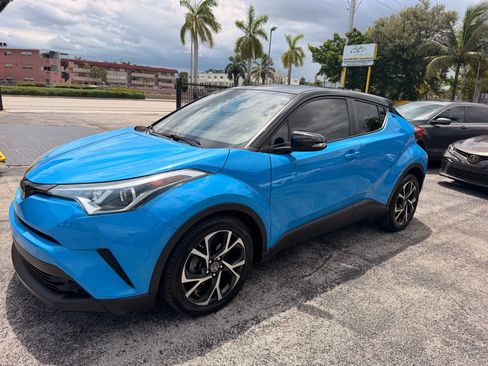 Used 2019 Toyota C-HR XLE FWD image 2