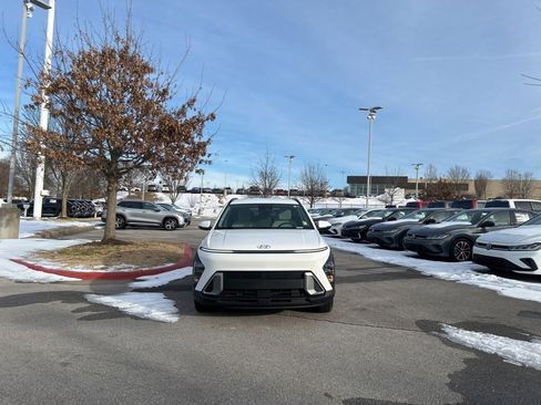 Used 2025 Hyundai Kona SEL image 2