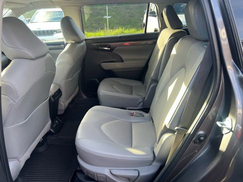 Used 2022 Toyota Highlander Limited image 14