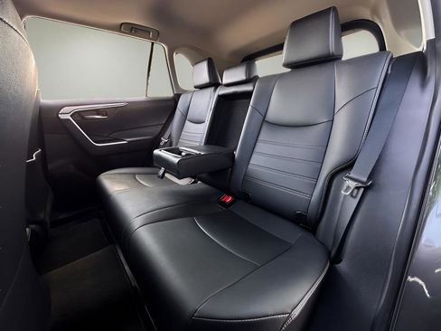 Used 2021 Toyota RAV4 XLE Premium image 21