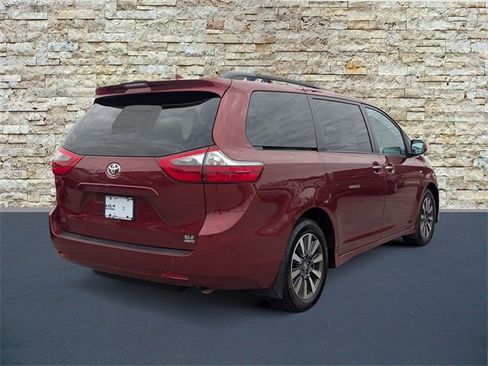 Used 2020 Toyota Sienna XLE image 6