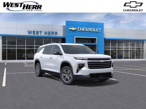 Used 2026 Chevrolet Traverse LT FWD image 1
