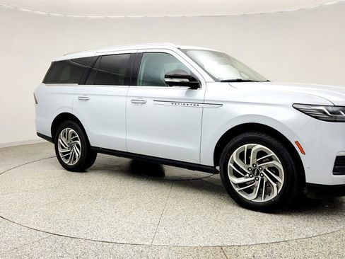Used 2025 Lincoln Navigator Reserve AWD/4WD image 3