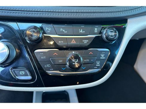 Used 2018 Chrysler Pacifica Limited w/ Advanced Safetytec Group image 25