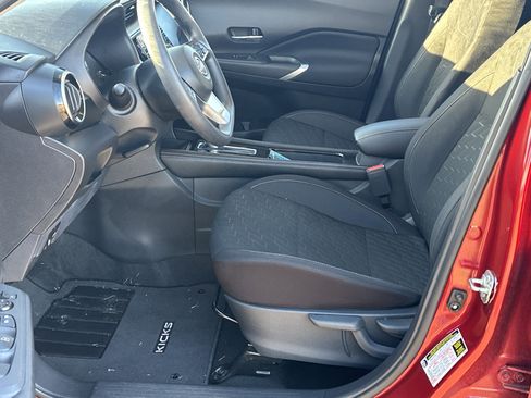 Used 2022 Nissan Kicks SV image 9