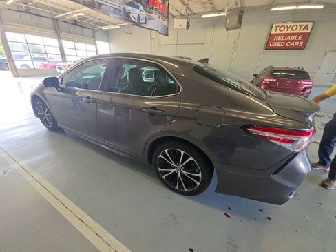 Used 2020 Toyota Camry SE FWD image 6