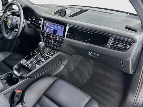 Certified 2026 Porsche Macan AWD/4WD image 30