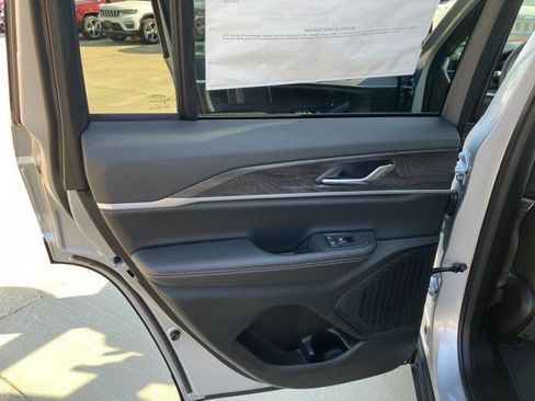 New 2025 Jeep Grand Cherokee Limited image 22