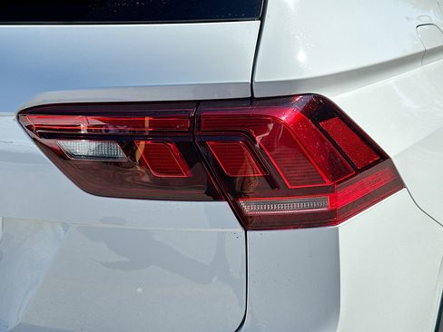 Used 2022 Volkswagen Tiguan SE R-Line image 32