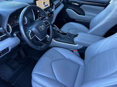 Used 2023 Toyota Highlander XLE FWD image 11