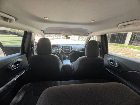 Used 2020 Jeep Cherokee Latitude FWD image 17