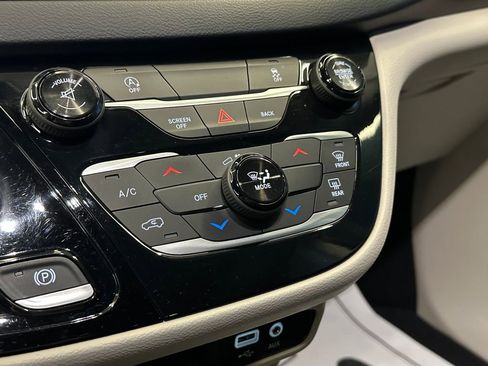 Used 2017 Chrysler Pacifica Touring image 15