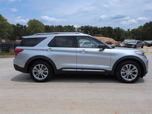 Certified 2022 Ford Explorer Limited w/ Equipment Group 301A RWD image 3