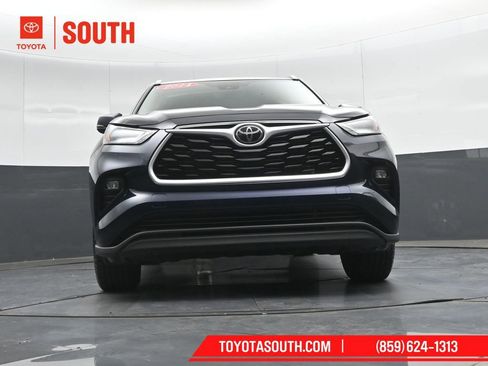 Used 2024 Toyota Highlander XLE AWD/4WD image 45
