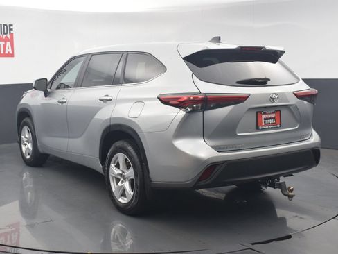 Used 2023 Toyota Highlander LE AWD/4WD image 3