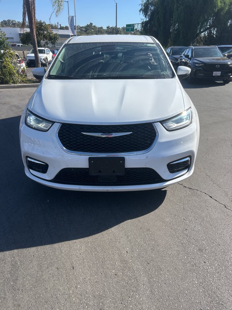 Used 2023 Chrysler Pacifica Touring-L FWD image 4