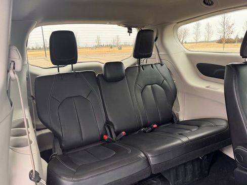 Used 2023 Chrysler Pacifica Touring-L image 26