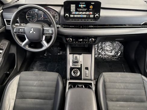 Used 2024 Mitsubishi Outlander SE image 3