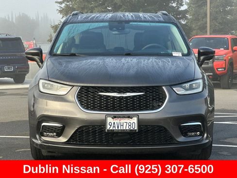 Used 2022 Chrysler Pacifica Touring-L FWD image 9