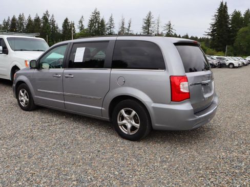 Used 2013 Chrysler Town & Country Touring FWD image 3