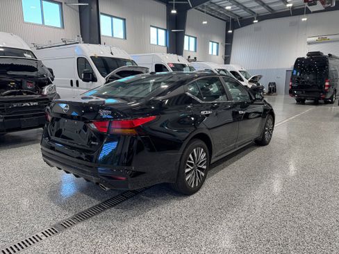 Used 2024 Nissan Altima 2.5 SV w/ SV Premium Package AWD/4WD image 6