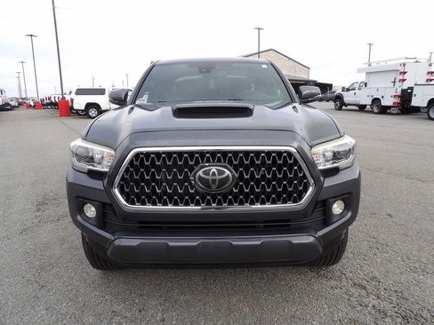Used 2018 Toyota Tacoma TRD Sport image 12