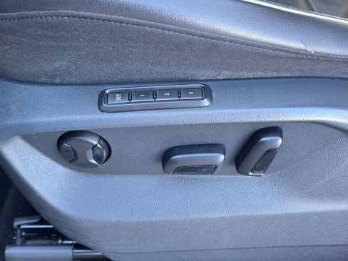 Used 2018 Volkswagen Tiguan SEL Premium image 23