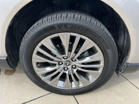 Used 2022 Toyota Venza XLE AWD/4WD image 5