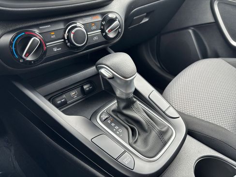 Used 2025 Kia Soul LX w/ LX Technology Package FWD image 39