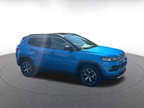 Used 2025 Jeep Compass Limited AWD/4WD image 2