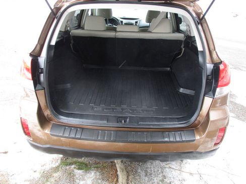 Used 2011 Subaru Outback 2.5i Premium image 9