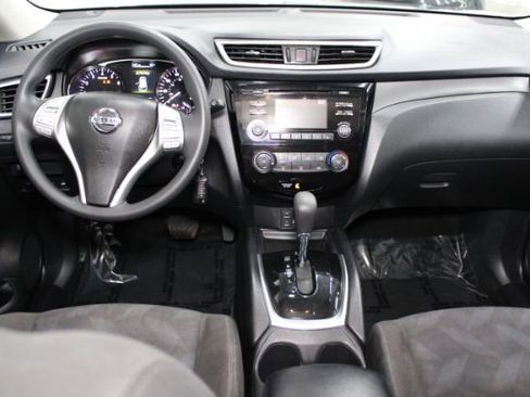 Used 2016 Nissan Rogue S image 2