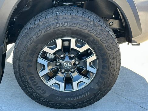 Used 2019 Toyota Tacoma TRD Off-Road image 12