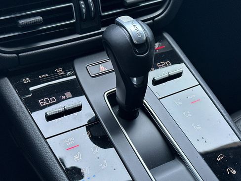 Certified 2023 Porsche Macan AWD/4WD image 22